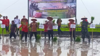 Kelompok Tani di Palas Terima Bantuan Alsintan dari Bupati Lamsel