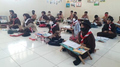 Miris… Siswa-siswi SDN 05 Mekarsari Belajar Tanpa Mabeuler