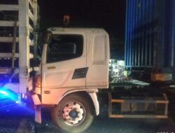 2 Truk Kontainer dan 1 Truk Pengangkut Galon Terlibat Kecelakaan Beruntun di Rengas bandung Cikarang Timur