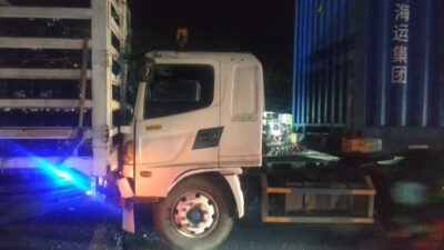 2 Truk Kontainer dan 1 Truk Pengangkut Galon Terlibat Kecelakaan Beruntun di Rengas bandung Cikarang Timur