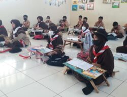 Miris… Siswa-siswi SDN 05 Mekarsari Belajar Tanpa Mabeuler