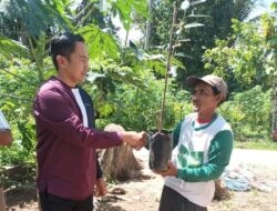 Laksanakan Program, RKN Bagikan Pohon Durian Musang King Ke Masyarakat