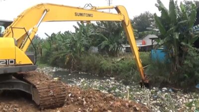 UPTD Wilayah 2 Eksekusi 110 Ton Sampah Liar kali Cikarang Desa Sukaringin