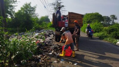 UPTD Wilayah IV DLHK, Kembali Angkut Sampah di Kampung Teriti Desa Banjarsari