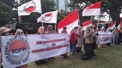 Demo di Gedung KPK, Emak-emak Minta KPK Usut Laporan Korupsi PCR dan TPPU