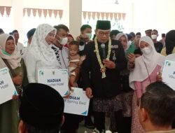 Gubernur Ridwan Kamil Bagikan Hadiah untuk Peserta Isbat Nikah