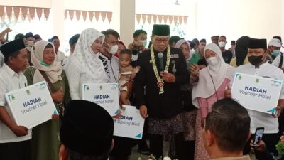 Gubernur Ridwan Kamil Bagikan Hadiah untuk Peserta Isbat Nikah