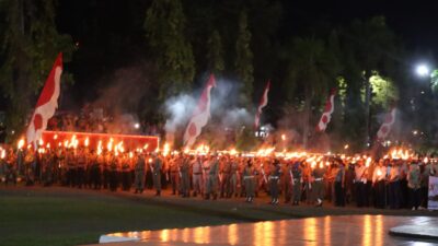 Diikuti 50 Peleton, Pawai Obor di Sengkang Jadi Tontonan Menarik Ribuan Warga