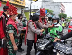 Bangkitkan Jiwa Nasionalisme, Polresta Deli Serdang Bagikan Bendera Merah Putih