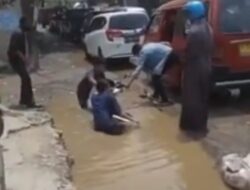 Bahayakan Pengendara, Lubang Menganga Tanpa Rambu di Jalan Industri Cikarang Memakan Korban