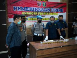 Komitmen Bebas Narkoba, Seluruh Anggota Polres Kediri Laksanakan Tes Urine