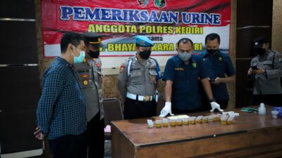 Komitmen Bebas Narkoba, Seluruh Anggota Polres Kediri Laksanakan Tes Urine