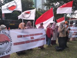 Demo di Gedung KPK, Emak-emak Minta KPK Usut Laporan Korupsi PCR dan TPPU