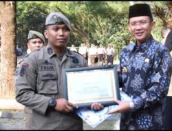 Dua Anggota Satpol PP Mendapat Penghargaan Oleh Pj Bupati Bekasi Aksi Gagalkan Kejahatan