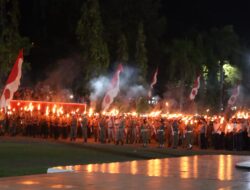 Diikuti 50 Peleton, Pawai Obor di Sengkang Jadi Tontonan Menarik Ribuan Warga