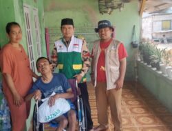 Baznas Kabupaten Bekasi memberikan bantuan Kursi Roda Ke Warga Banjarsari