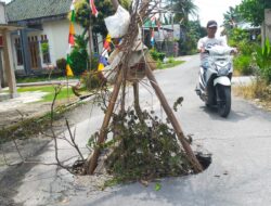 Jalan Amblas Saat Hujan di Palas Jaya Ditandai Ranting dan Bambu