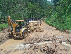 Longsor di Desa Birun KM 72 Polres Merangin Laksanakan Evakuasi