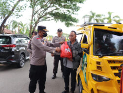 Penyesuaian Harga BBM Polres Lamsel Bagikan Sembako