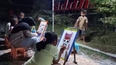 Favorit…! Bermain dan Mewarnai Warga Cikarang Kunjungi Taman Sidampolis Desa Pegundan