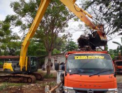 Dua Alat Berat Dikerahkan Angkat 120 Ton Sampah Di Jembatan Keramat Mundu Tambun Utara