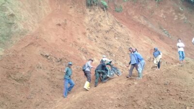 Sigap, Kodim 0603/Lebak Bantu Masyarakat Terkena Musibah Tanah Longsor di Kecamatan Cibeber