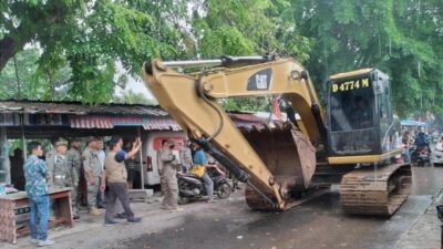 Pembongkaran PKL Di Kali Jati Kayuringin Warga Protes Pos Ormas Dibiarkan Berdiri