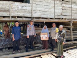 Door to Door Personel Polsek Tutar Salurkan Bansos Polri