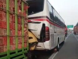 Diduga Mengantuk, Truk Pengangkut Ayam Hantam Buntut Bus Primajasa di Tol Japek