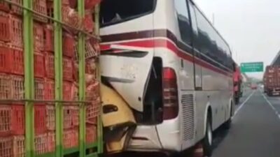 Diduga Mengantuk, Truk Pengangkut Ayam Hantam Buntut Bus Primajasa di Tol Japek