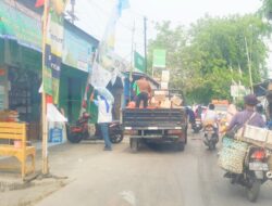 Bikin Macet, Pengguna Jalan Keluhkan Aktivitas Bongkar Muat Toko Dijalan Raya Pulo Sirih