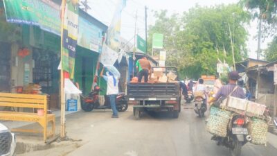 Bikin Macet, Pengguna Jalan Keluhkan Aktivitas Bongkar Muat Toko Dijalan Raya Pulo Sirih