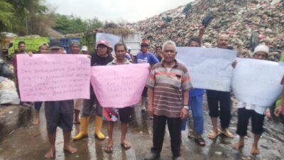 TPA Burangkeng di Demo Petani Akibat Longsornya Tumpukan Sampah, Air Lendir Mengalir Ke Pesawahan