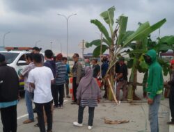 Lagi-Lagi Warga Jatikarya Menutup Jalan Tol Meminta Haknya Ke Proyek Toll