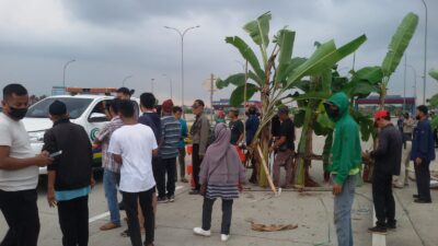 Lagi-Lagi Warga Jatikarya Menutup Jalan Tol Meminta Haknya Ke Proyek Toll