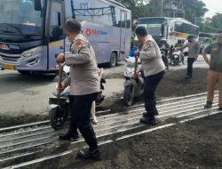 Kerap Memakan Korban Pengendara Sepeda Motor, Polsek Cikarang Lakukan Penambalan Jalan Di Perlintasan Kereta Api