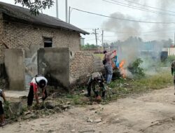 Danramil 421-08/Palas Pimpin kegiatan Baksos pembersihan lokasi Pos Koramil