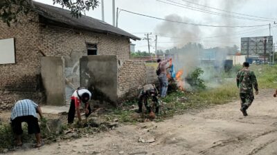 Danramil 421-08/Palas Pimpin kegiatan Baksos pembersihan lokasi Pos Koramil