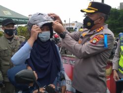 Polres Metro Bekasi Kota Bagikan Helm Di Operasi Zebra 2022