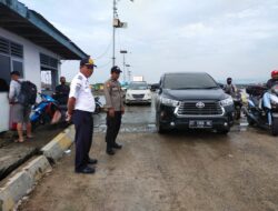 Personil Polsek Urban Pitumpanua Giat Pengamanan dan Pengaturan di Pelabuhan Bangsalae