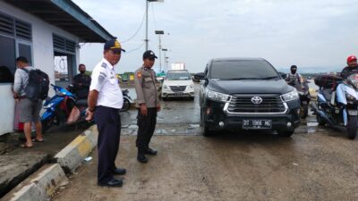 Personil Polsek Urban Pitumpanua Giat Pengamanan dan Pengaturan di Pelabuhan Bangsalae