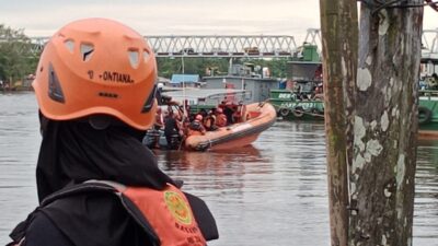 Membawa Santri, Sebuah Sampan Kato Terbalik Disungai Kapuas, Sang Motoris Hilang