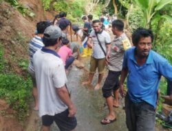 Gerak Cepat…Bhabinkamtibmas Desa Mammi Bantu Warga Alami Banjir Dan Tanah Longsor