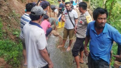 Gerak Cepat…Bhabinkamtibmas Desa Mammi Bantu Warga Alami Banjir Dan Tanah Longsor