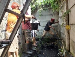 Cegah Banjir di Musim Penghujan, FPRB Kecamatan Cikarang Barat bersama Warga Jayaraga Bersihkan Saluran Air