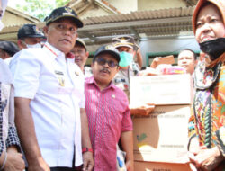 Mensos Tri Rismaharini Serahkan Bantuan Korban Banjir di Lampung Selatan