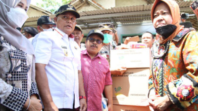 Mensos Tri Rismaharini Serahkan Bantuan Korban Banjir di Lampung Selatan