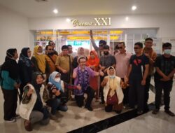 Jurnalis IWO Kota Bekasi Nonton Bioskop Bareng Sahabat Tunanetra