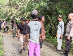 Dibantu Warga, Personel Polres Tutar Bersihkan Material Longsor di Kelurahan Taramanu