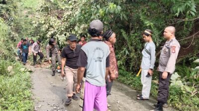 Dibantu Warga, Personel Polres Tutar Bersihkan Material Longsor di Kelurahan Taramanu